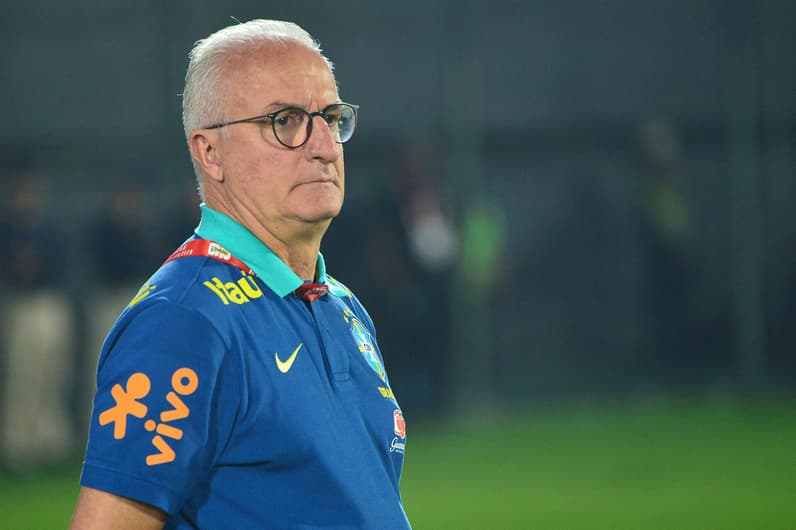 Técnico da seleção brasileira Dorival Júnior em Paraguai x Brasil, no Defensores del Chaco