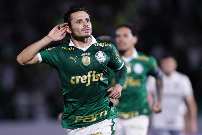 Raphael Veiga jogador do Palmeiras comemora seu gol durante partida contra o Atletico-MG no estadio Brinco de Ouro pelo campeonato Brasileiro A 2024. Foto: Ettore Chiereguini/AGIF