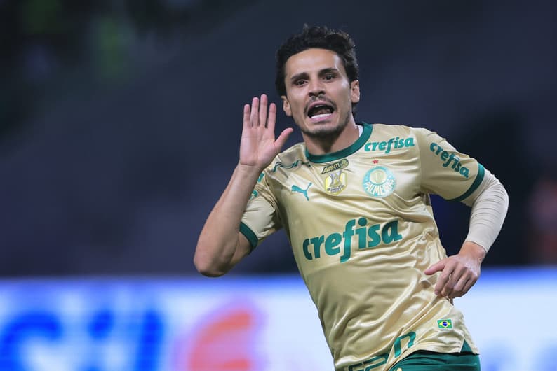 Raphael Veiga é um dos grandes jogadores da história recente do Palmeiras. O meia possui 11 títulos com o clube (Foto: Ettore Chiereguini/AGIF)