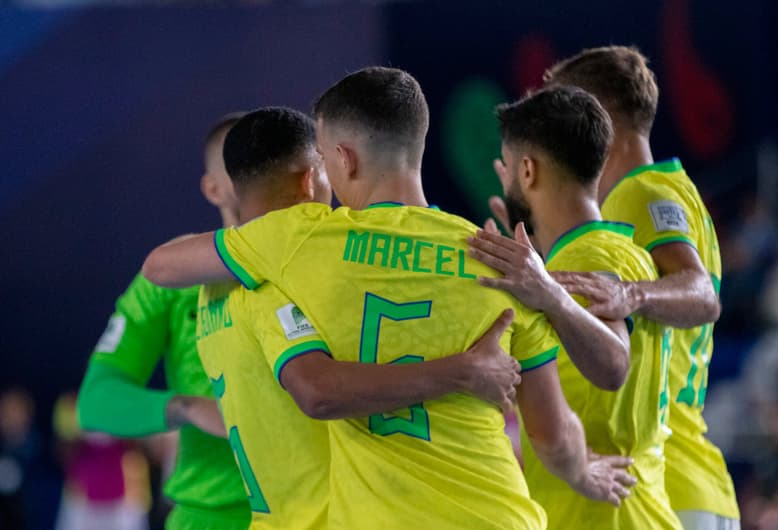 Brasil amassa Tailândia na Copa do Mundo de Futsal e garante primeiro lugar