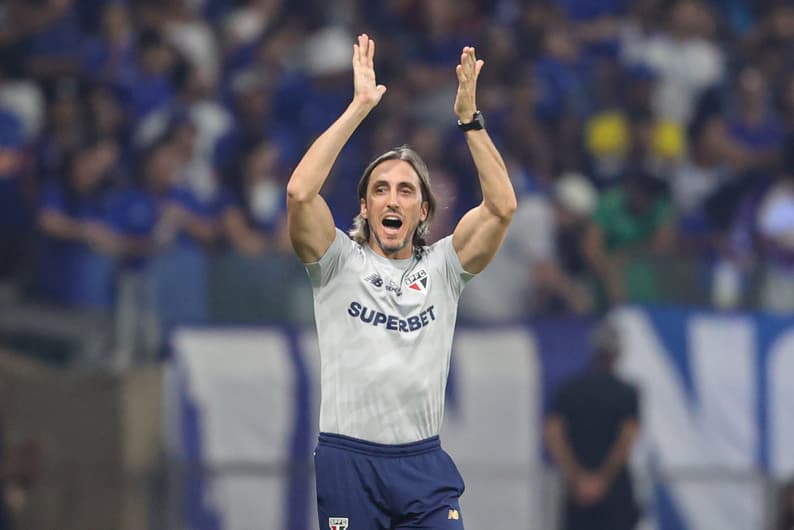 Luis Zubeldia tecnico do Sao Paulo durante partida contra o Cruzeiro no Mineirao