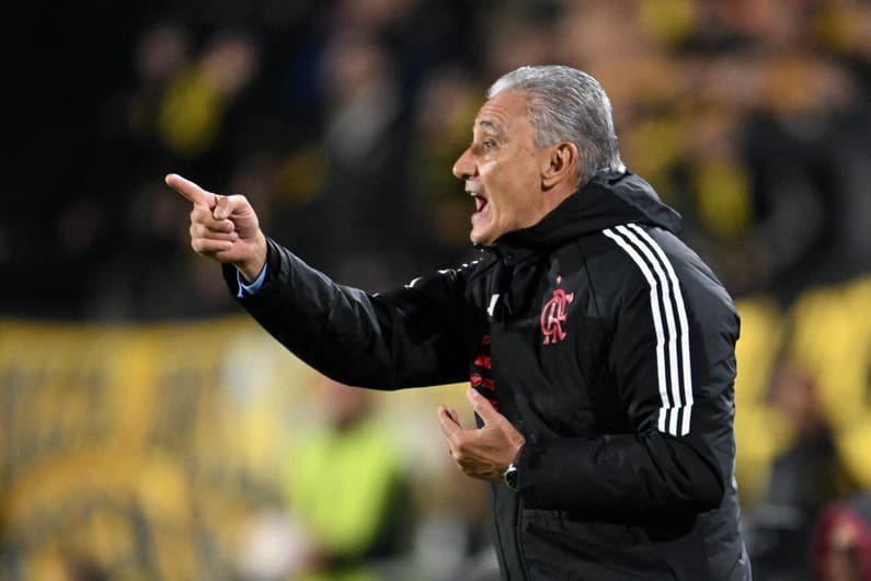 Tite comandando o Flamengo no jogo contra o Peñarol