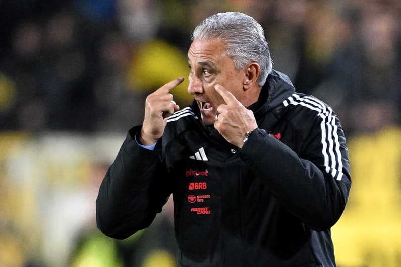 Tite durante o jogo entre Peñarol x Flamengo