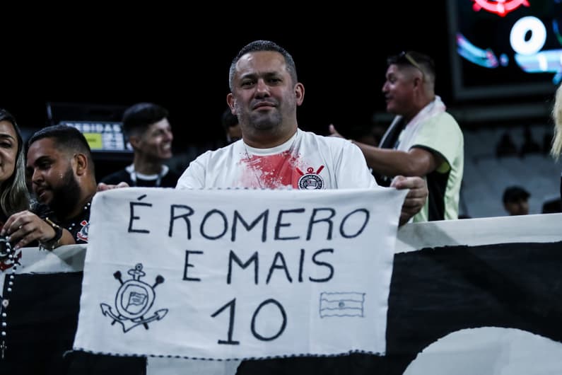 Torcedor carrega cartaz a favor de Romero antes de Corinthians x Fortaleza