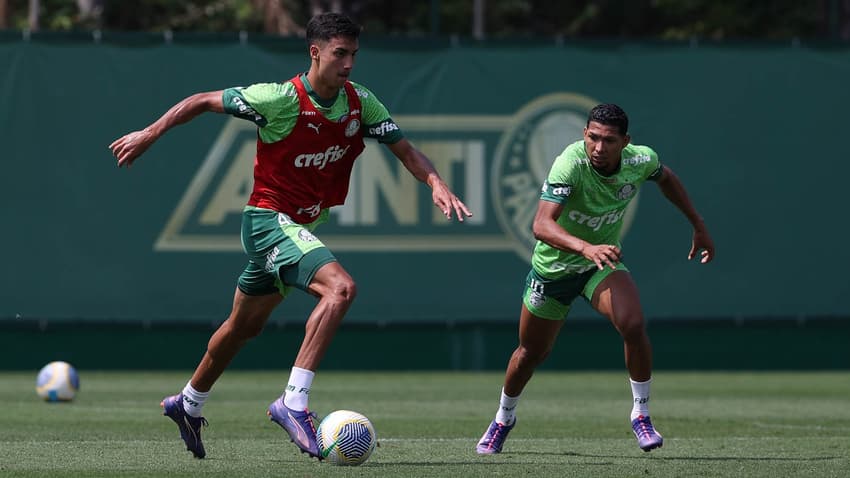 Os jogadores Vitor Reis e Rony (à direita) durante treinamento na Academia de Futebol 