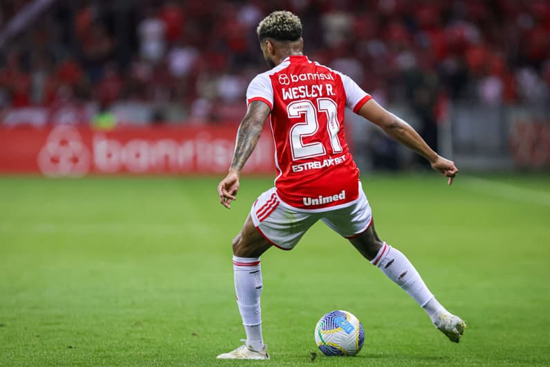 Wesley jogador do Internacional durante partida contra o Vitoria no estadio Beira-Rio pelo campeonato Brasileiro A 2024. Foto: Maxi Franzoi/AGIF