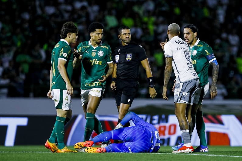 Weverton-recebe-atendimento-apos-lesao-no-dedo-em-Palmeiras-2x1-Atletico-MG