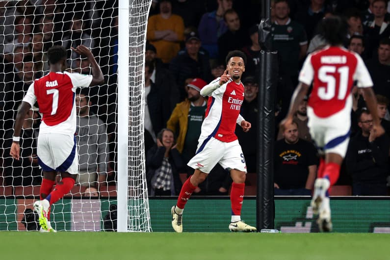 Arsenal goleia rival da 3ª divisão em Londres, por 5 a 1, e avança na Copa da Liga Inglesa (Foto: Adrian Dennis / AFP)