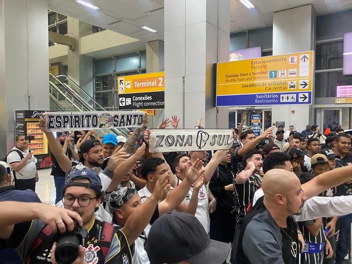 Torcedores do Corinthians - aeroporto