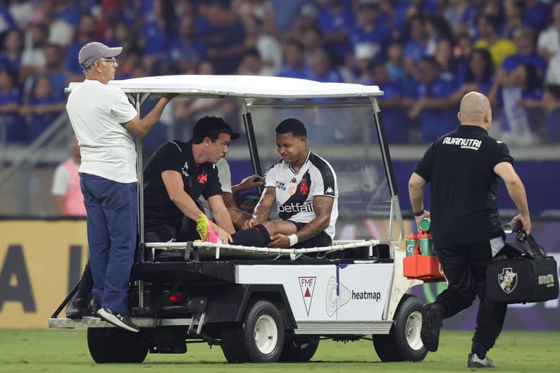 David saiu lesionado aos 12 minutos de jogo (Foto: Gilson Lobo/AGIF)