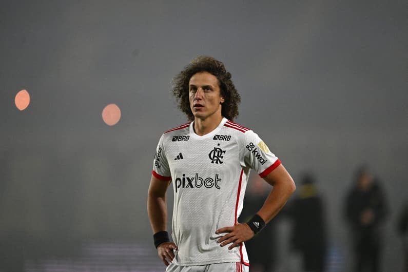 Flamengo de David Luiz foi recebido com protestos no Rio de Janeiro (Foto: Eitan ABRAMOVICH / AFP)