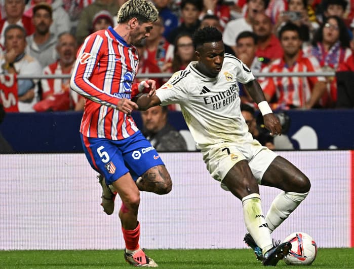 Vini Jr. disputa a bola com Rodrigo de Paul em Atlético de Madrid x Real Madrid (Foto: Javier Soriano/AFP)