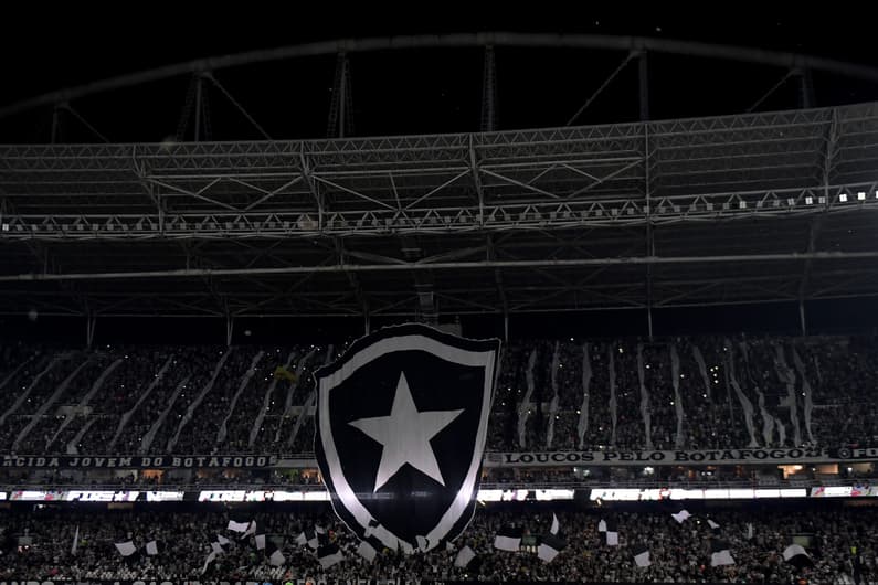 Veja toda a história por trás do escudo do Botafogo (Foto: Thiago Ribeiro/AGIF)