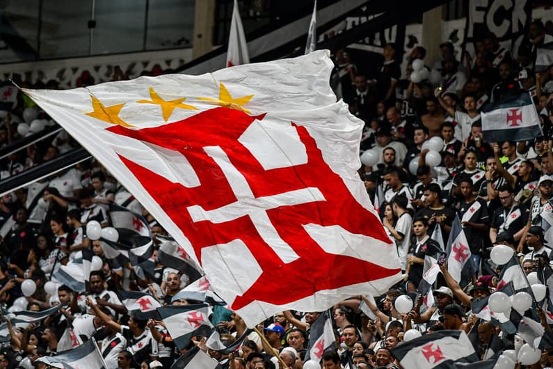 Desde a sua fundação, os símbolos estiveram presentes no escudo do Vasco (Foto: Thiago Ribeiro/AGIF)