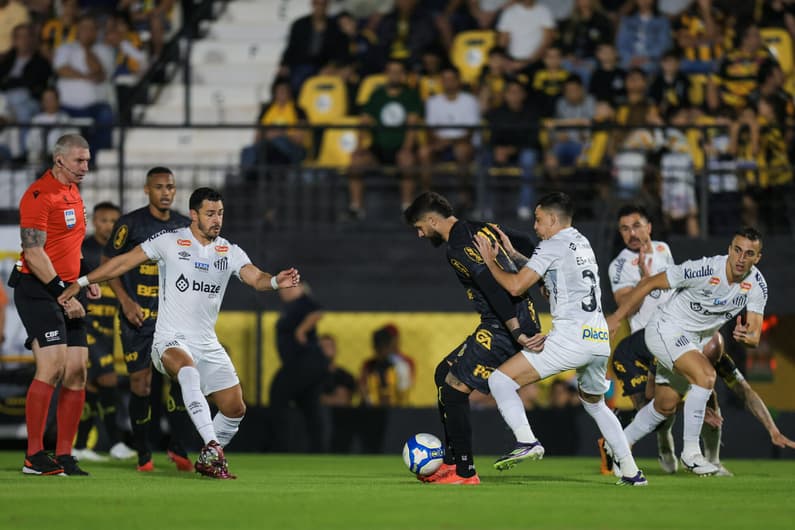 Santos e Novorizontino duelam pela liderança da Série B em jogo hoje (Foto: Pedro Zacchi/AGIF)