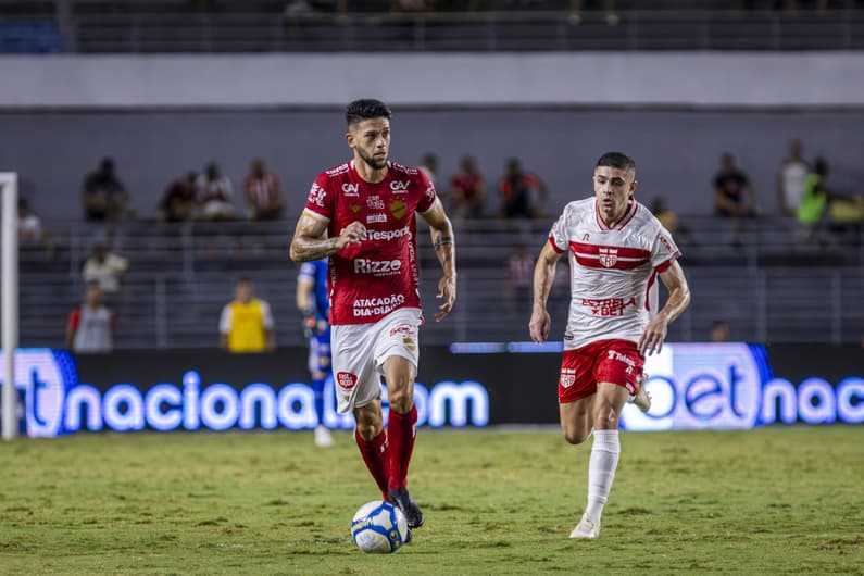 Pela 25ª rodada da Série B, Vila Nova e CRB duelam pelos três pontos; Veja lista com os jogos de hoje (Foto: Felipe Sostenes/AGIF)