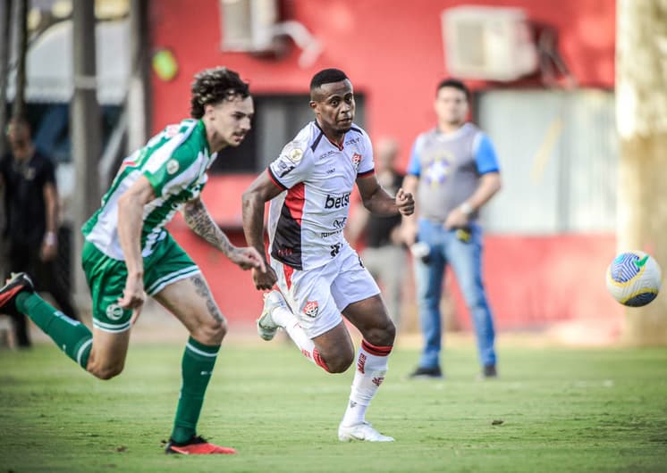 Jogadores de Vitória e Juventude disputam bola em jogo do Brasileirão (Foto: Jhony Pinho/AGIF)