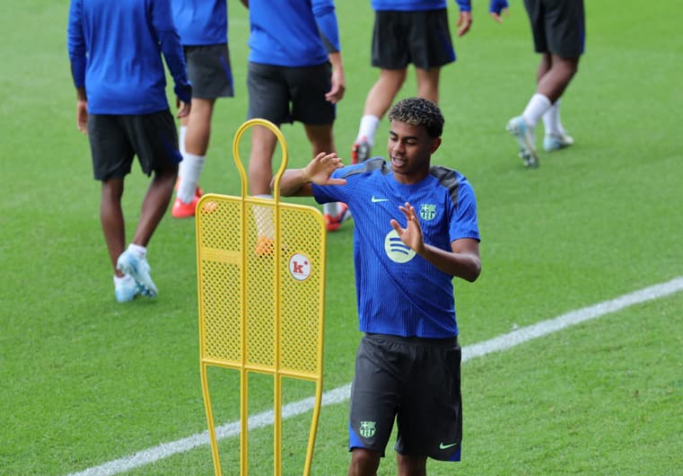 Lamine Yamal em treino pelo Barcelona (Foto: LLUIS GENE / AFP)