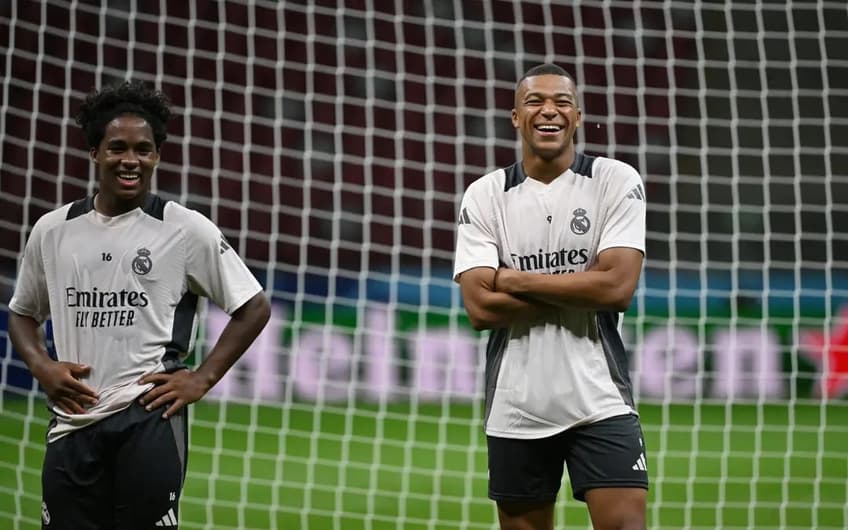 Endrick e Mbappé riem durante treino do Real Madrid (Foto: Sergei GAPON / AFP)