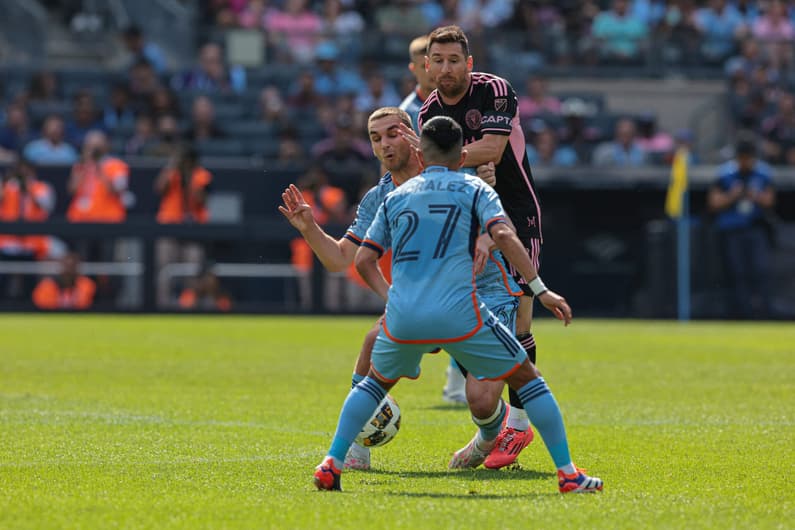 Messi em ação no duelo entre Inter Miami e New York City, pela MLS (Foto: Vincent Carchietta/Getty Images/AFP)