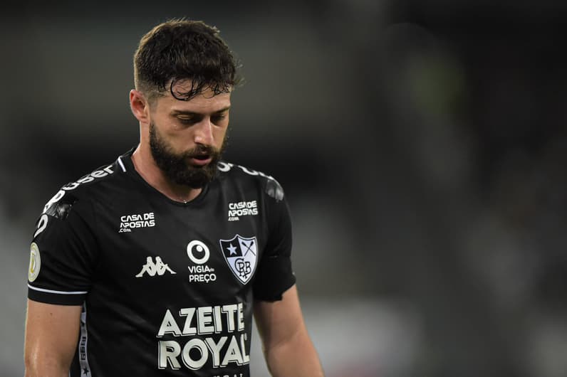 Em 2019, o Botafogo lançou uma camisa em homenagem ao primeiro escudo do clube (Foto: Thiago Ribeiro/AGIF)