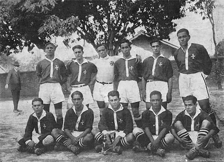 Primeiro uniforme do time de futebol do Vasco já tinha as cores usadas atualmente, com a diferença do uso da Cruz da Ordem de Cristo (Foto: Reprodução)