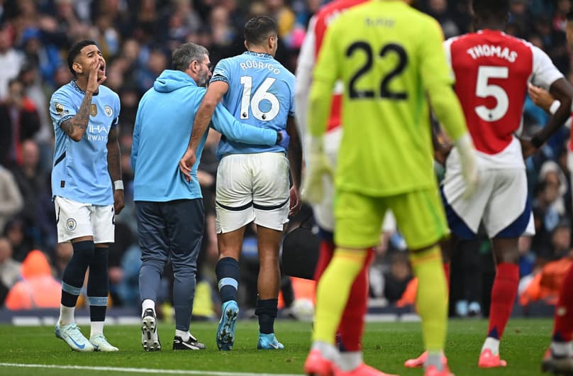 Rodri deixou o primeiro tempo do clássico contra o Arsenal e ficará fora da temporada, segundo Pep Guardiola (Foto: Paul Ellis / AFP)