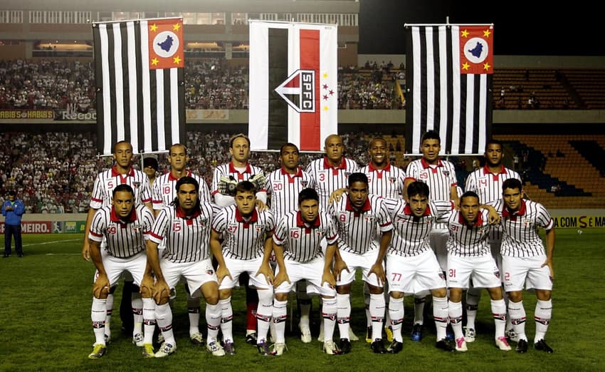 Terceiro uniforme produzido pela Reebok em 2010 faz homenagem à primeira camisa alternativa do São Paulo