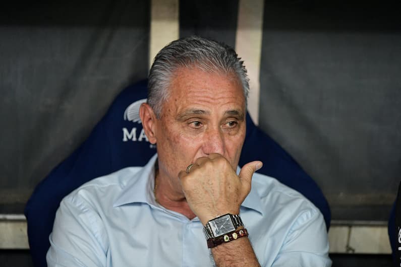 Tite, técnico do Flamengo, durante partida contra o Athletico-PR, no Estádio Maracanã, pelo Campeonato Brasileiro 2024 (Foto: Thiago Ribeiro/AGIF)