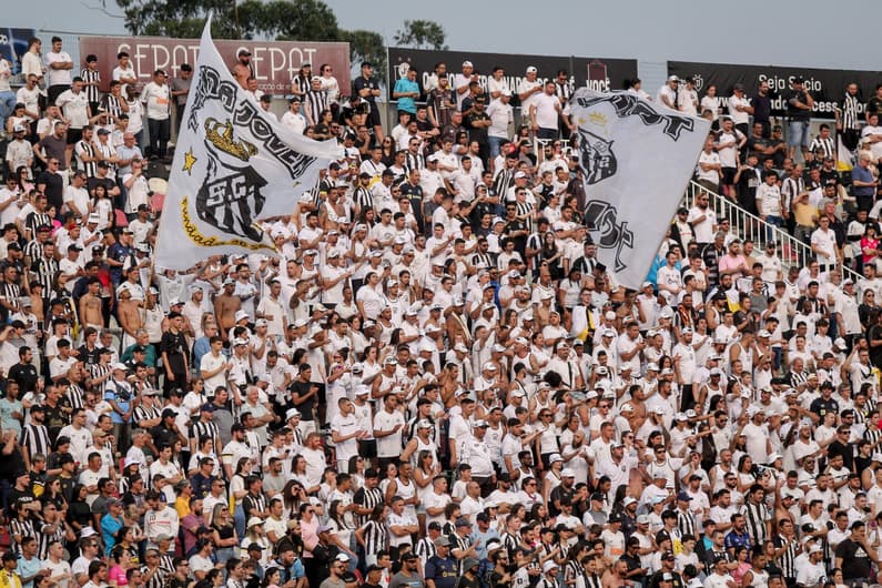 O hino do Santos não é a canção mais famosa do clube; Confira os detalhes da história (Foto: Lucas Gabriel Cardoso/AGIF)