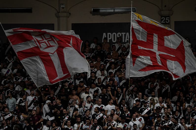 A Cruz de Malta é o símbolo mais tradicional da história do Vasco da Gama (Foto: Thiago Ribeiro/AGIF)