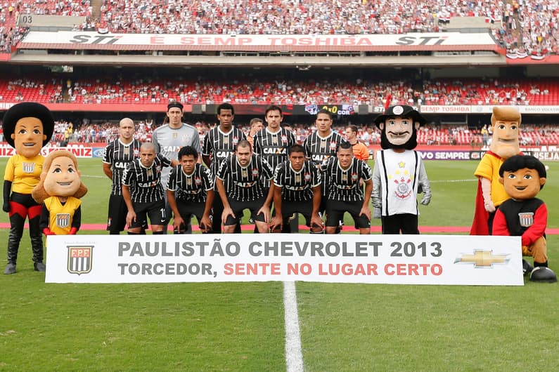 Uniforme corintiano de 2013 mostra o tradicional preto com linhas verticais brancas