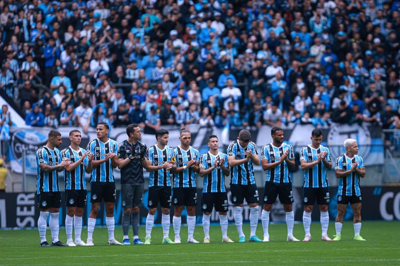 O uniforme de 2024 do Grêmio continua mantendo a tradicionalidade das camisas do clube (Foto: Maxi Franzoi/AGIF)