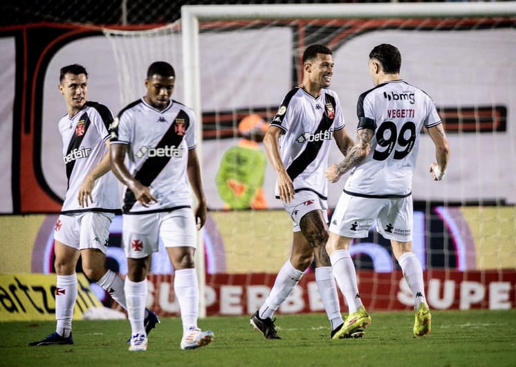 A camisa branca e preta do Vasco é utilizada desde os tempos de fundação do clube (Foto: Jhony Pinho/AGIF)