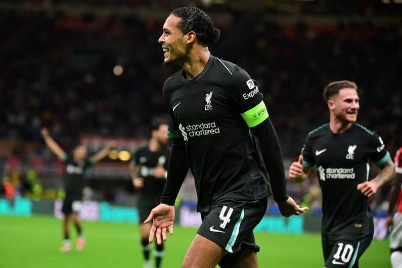 Van Dijk, do Liverpool, celebra gol sobre o Milan na Champions (Foto: PIERO CRUCIATTI / AFP)