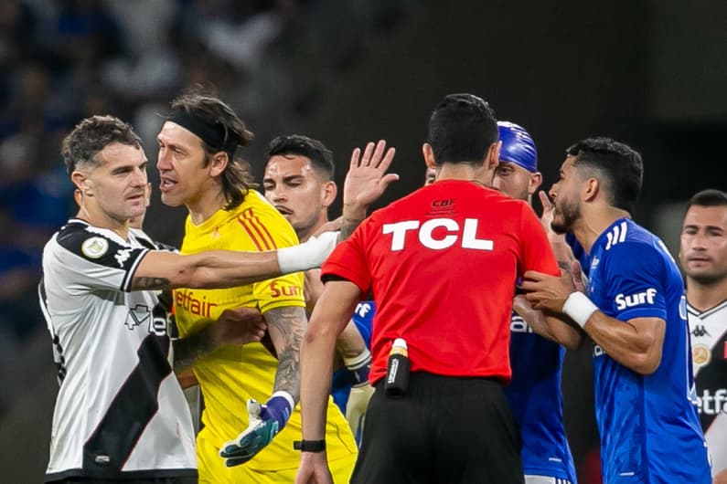 Expulsão de Mateus Carvalho, do Vasco, gerou confusão entre jogadores no Mineirão (Foto: Fernando Moreno/AGIF)