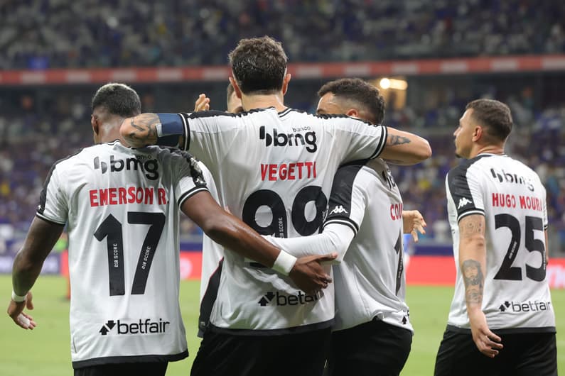 Vegetti comemora gol pelo Vasco contra o Cruzeiro (Foto: Gilson Lobo/AGIF)