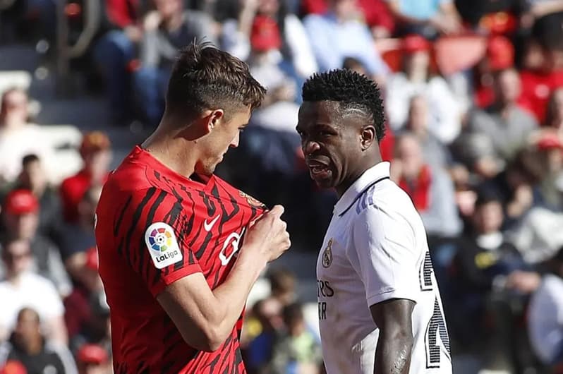 Vini Jr foi provocado por jogadores e alvo de racismo em visita ao Mallorca, em 2023 (Foto: Jaime Reina / AFP)