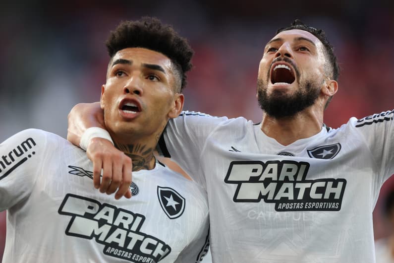 Igor Jesus e Telles no jogo Athletico PR x Botafogo pelo Campeonato Brasileiro