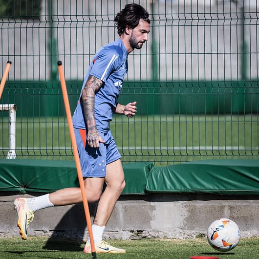 Lautaro Díaz, atacante do Cruzeiro, realizando atividades com o elenco na Argentina, nas vésperas da partida contra o Lanús, pela semifinal da Sul-Americana (Foto: Gustavo Aleixo/Cruzeiro)