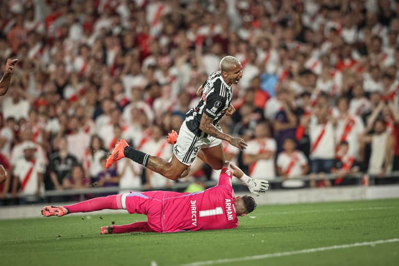 Deyverson, atacante do Atlético-MG, em disputa com Franco Armani, goleiro do River Plate, pela semifinal da Copa Libertadores (Foto: Pedro Souza/Atlético)