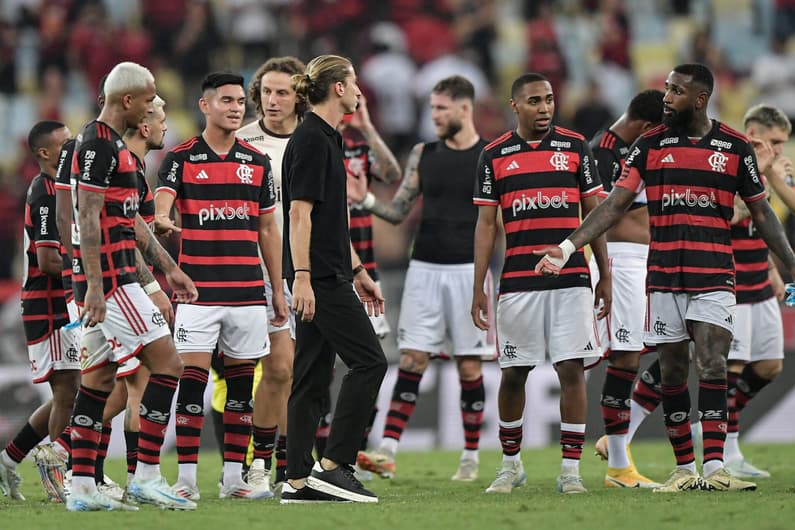 Elenco do Flamengo se reúne após a vitória sobre o Corinthians por 1 a 0, no Maracanã, pela semifinal da Copa do Brasil (Foto: Thiago Ribeiro/AGIF)