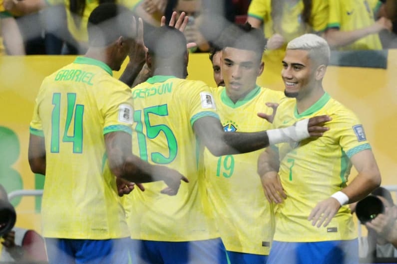 Andreas Pereira comemora com Igor Jesus, Gerson e Gabriel Magalhães em Brasil x Peru. (Foto: NELSON ALMEIDA AFP)