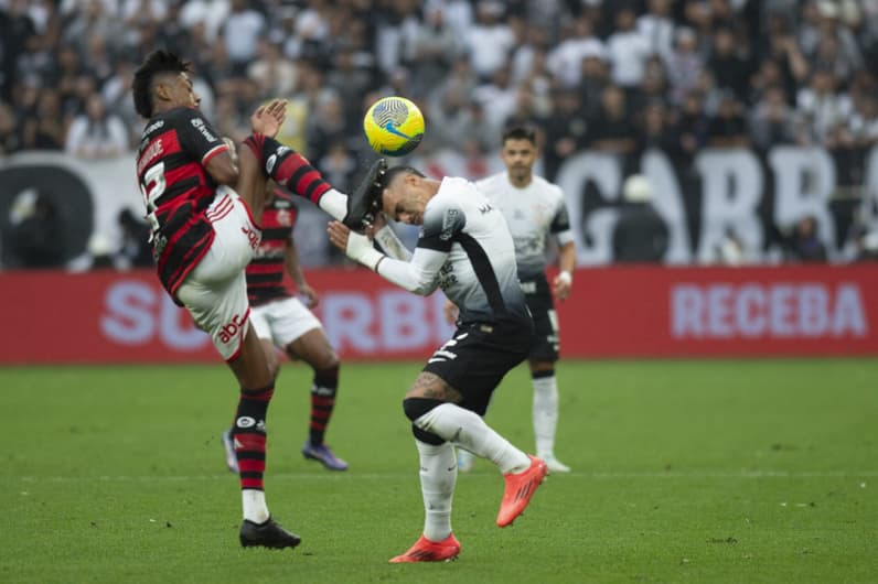 Bruno Henrique atinge cabeça de Matheuzinho no duelo entre Corinthians e Flamengo na Copa do Brasil