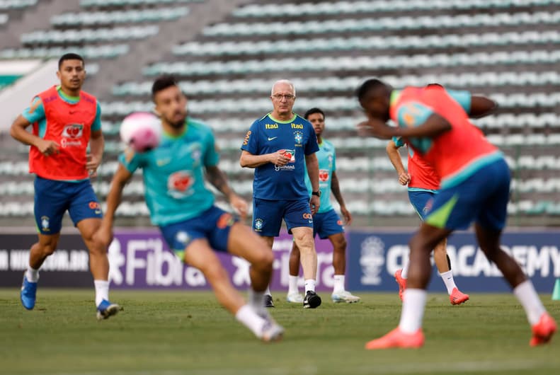 Dorival Júnior observa treino da Seleção Brasileira, no Bezerrão