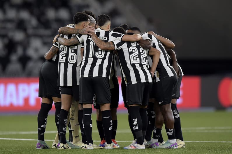  Jogadores do Botafogo reunidos antes da partida contra o São Paulo, no Nilton Santos, pela Copa Libertadores (Foto: Alexandre Loureiro/AGIF