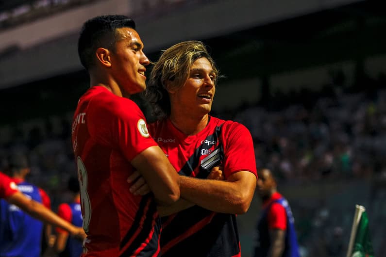 Los extranjeros del Atlético-PR, Canobbio y Coelho celebran el gol ante Palmeiras