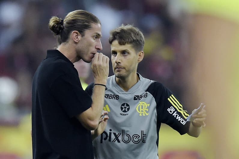 Filipe Luís conversa com auxiliar Ivan Palanco em Flamengo x Corinthians