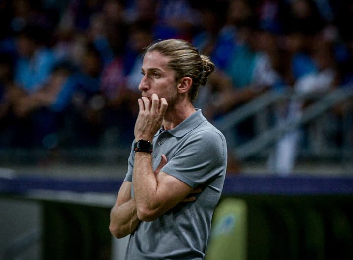 Filipe Luís na beira do gramado em Bahia x Flamengo