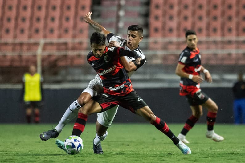 Gabriel Barros jogador do Ituano disputa lance com jogador do Ceará